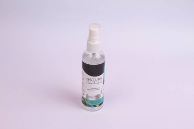 Masadaki serum şişesi.