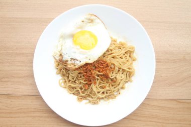 erişte ve sahanda yumurta