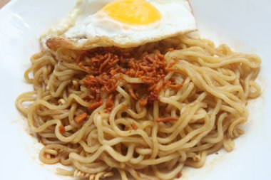 Kızarmış yumurta ve peynirli spagetti.