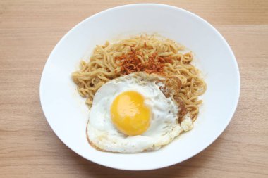 Erişte ve domuz etli sahanda yumurta.