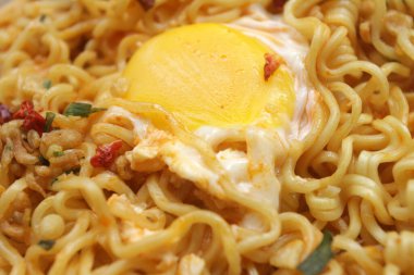 sahanda yumurta ile anlık erişte