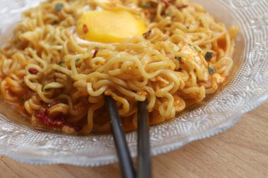 Yumurta ve sebzeli hazır şehriye.