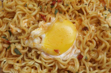 Tavuk yumurtası ve yumurtalı hazır şehriye.