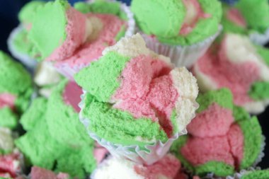 Tabakta renkli tatlı kekler