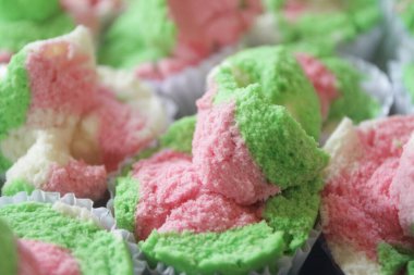 Yeşil ve pembe şekerli Noel ağacı