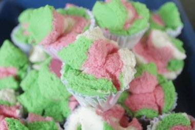 Mutfakta enfes bir kek var.