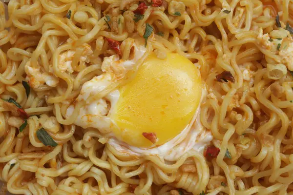 Tavuk yumurtası ve yumurtalı hazır şehriye.