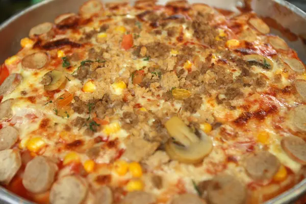 Et ve sebzeli pizza.