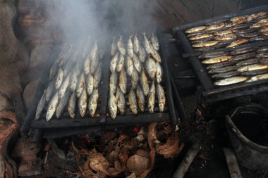 Ahşap bir arka planda duman balığı