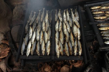 Ahşap bir arka planda duman balığı