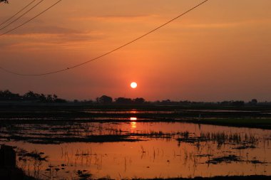 Nehrin üzerinde gün batımı