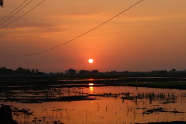 Gölün üzerinde güzel bir gün batımı