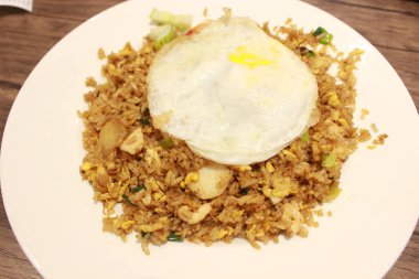 Kızarmış yumurta ve kızarmış tavuklu pilav..