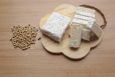 Ahşap masada çiğ tempeh