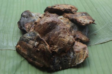 Tabakta tütsülenmiş balık