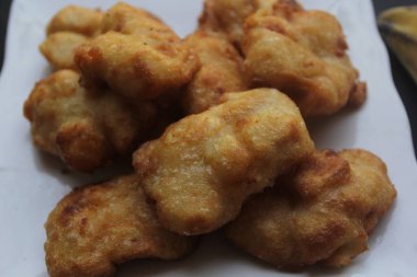 Bir tabak kızarmış muz.