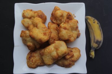 Bir tabak kızarmış muz.