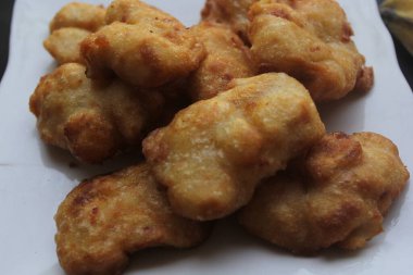 Bir tabak kızarmış muz.