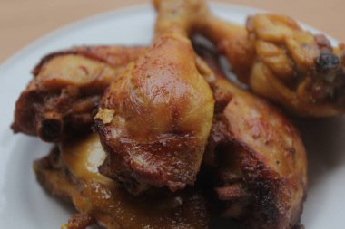 plaka üzerinde kızarmış tavuk