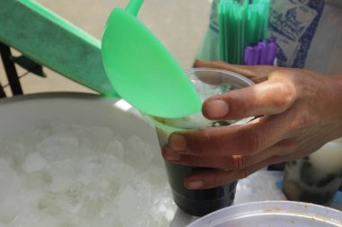 Bir bardak yeşil Cincau içeceği, minuman cincau hijau.