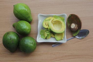 Tahta arka planda taze yeşil ve beyaz mango..