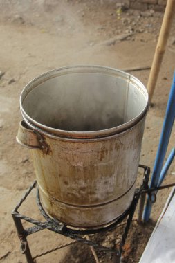 Sokakta yemek pişirme süreci