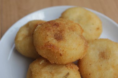 Gübre suyu, manyok keki, palmiye şekeri.