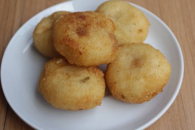 Gübre suyu, manyok keki, palmiye şekeri.