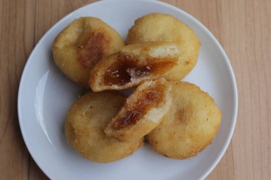 Gübre suyu, manyok keki, palmiye şekeri.