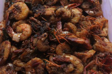 Baharatlı acılı karides sosu.