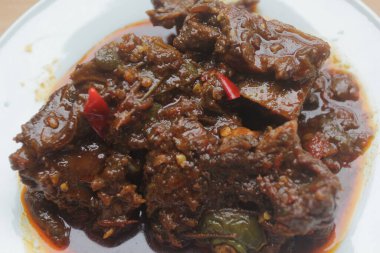 Bir tabak baharatlı et, köri, Asya yemeği.