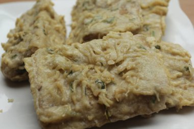 Tabağında sos olan kızarmış tempeh.