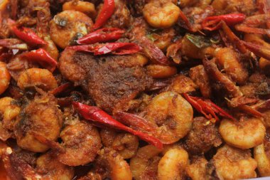 Baharatlı soslu karides sote.