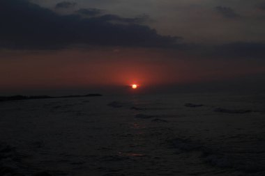 Denizin üzerinde güzel bir gün batımı