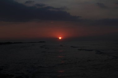 Denizin üzerinde güzel bir gün batımı