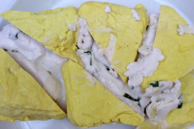 Bir tabak soya peynirinin yakın çekimi.