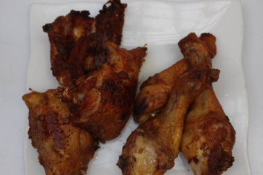 Bir tabak kızarmış tavuk.