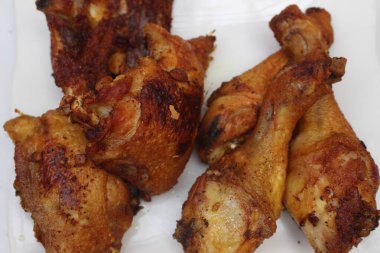 Bir tabak kızarmış tavuk.