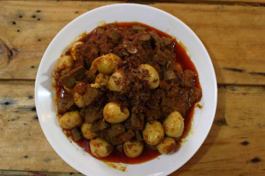 Domates soslu kızarmış patates ve sarımsak.