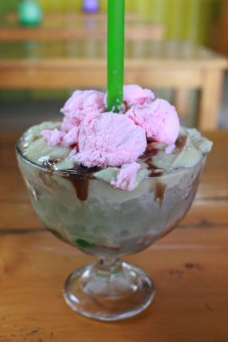 Üzeri yeşil çay kaplı dondurma.