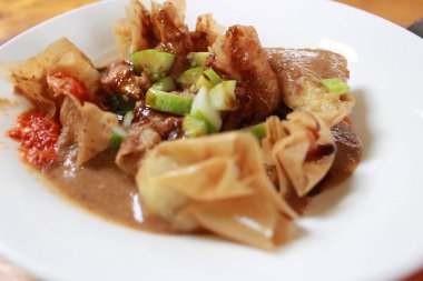 Bir tabak batagor, Asya yemeği.