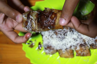 Asyalı kız kızarmış pilav ve muz ve domuz eti yer.