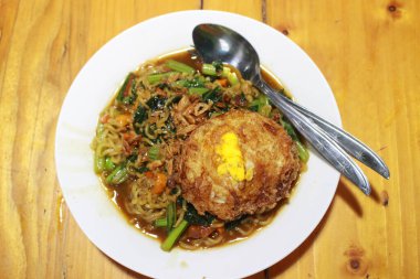 a plate of noodles with omelet