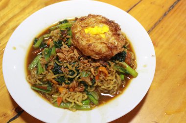 Bir tabak omletli erişte.