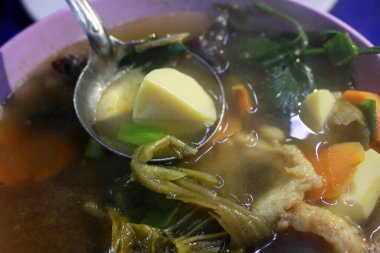 Bir kase çorbanın yakın çekimi.