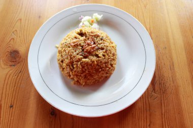 bir tabak kızarmış pirinç