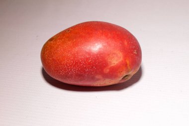Beyaz masada kırmızı mango.