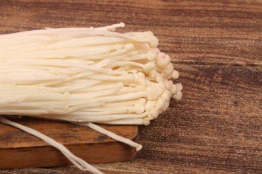 Ahşap masadaki enoki mantarı