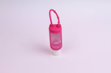 Pembe arka planı olan pembe bir şişe.