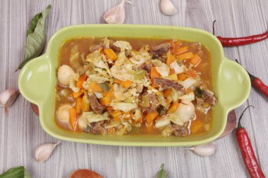 Kızarmış sebzeleri kasede karıştır.